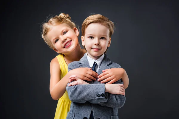Glückliches Kleines Paar Das Sich Isoliert Auf Grau Umarmt — Stockfoto