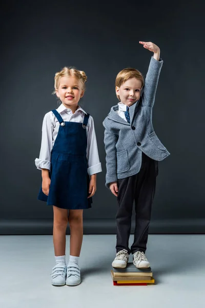 Schüler Der Auf Büchern Steht Neben Lächelndem Schulmädchen Höher Sein — Stockfoto