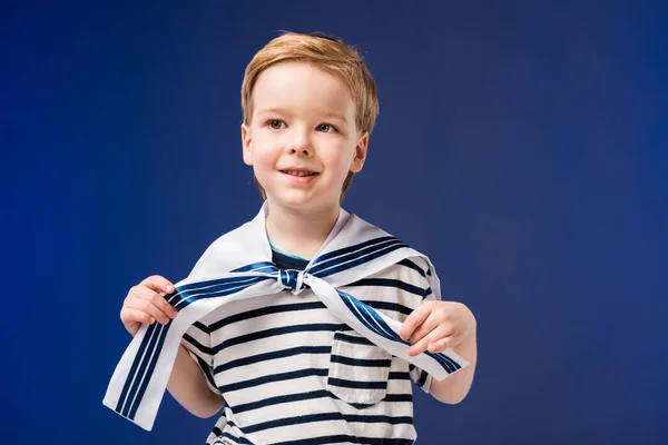 Rozkošný Chlapec Kostým Námořník Pruhované Tričko Izolované Modré — Stock fotografie zdarma