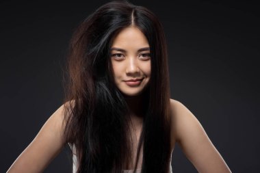 yarım ile gülümseyen Asyalı kadın portre dokuma ve düz saçlar siyah, keratin saç tedavi konsepti üzerine izole