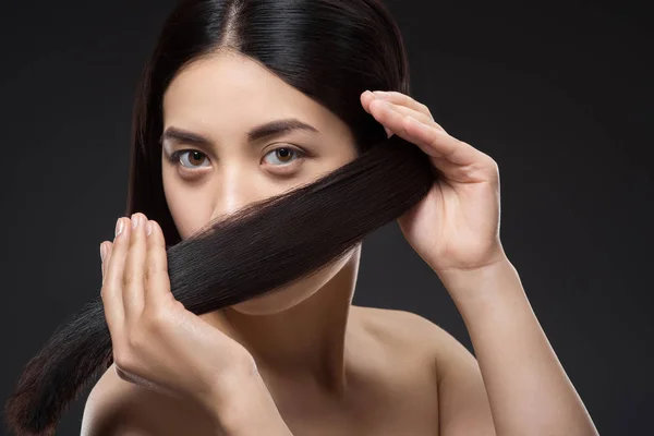 Portrét Docela Asijské Ženy Zdravé Silné Vlasy Samostatný Černém — Stock fotografie