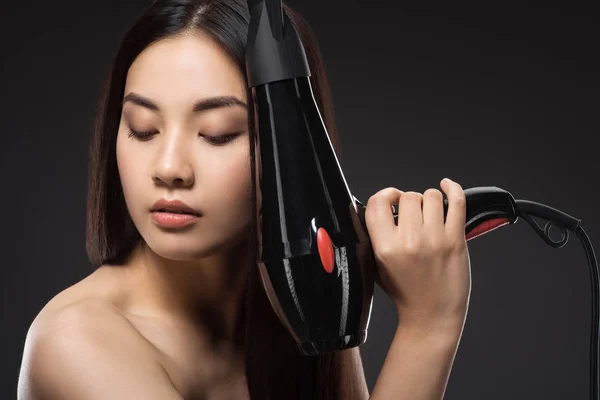 Retrato Mulher Asiática Com Secador Cabelo Isolado Preto — Fotografia de Stock