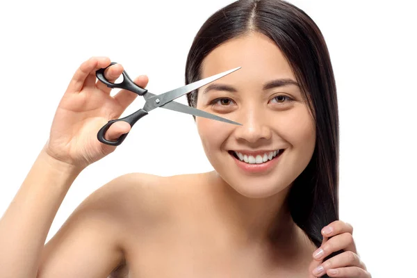 Retrato Sorrindo Asiático Mulher Com Tesoura Isolado Branco Cabelos Danificados — Fotos gratuitas