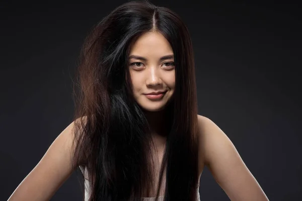 Retrato Mujer Asiática Sonriente Con Pelo Medio Anudado Liso Aislado —  Fotos de Stock