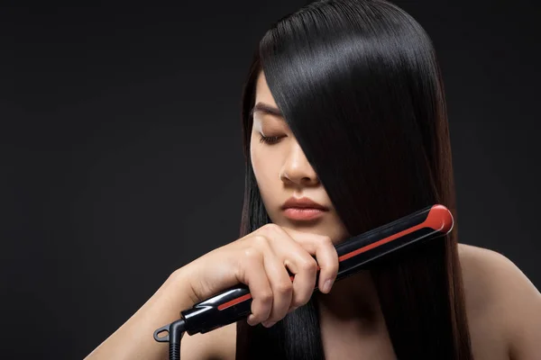 Portrait Young Asian Woman Straightening Hair Hair Straightener Isolated Black — Stock Photo, Image