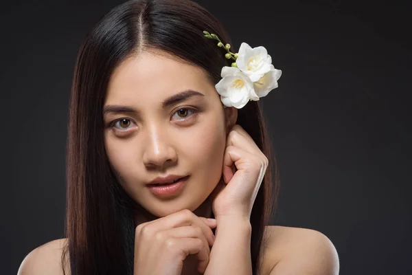 Porträtt Vacker Ung Asiatisk Kvinna Med Vita Blommor Håret Ser — Stockfoto