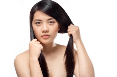 güçlü ve sağlıklı bir saç beyaz izole poz ile cazip Asya modeli portresi