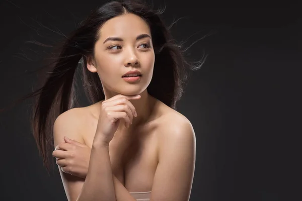 美しく 健康な黒髪ポーズ ブラックに分離と物思いにふけるアジア女性のポートレート — ストック写真