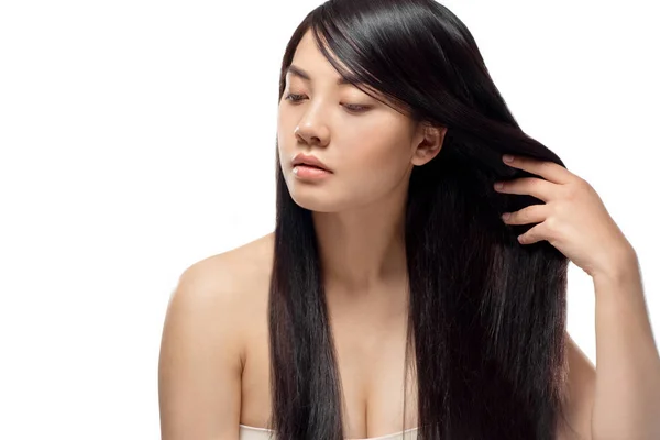 Портрет Привлекательной Азиатской Модели Сильными Здоровыми Волосами Смотрящими Вдаль Изолированными — стоковое фото
