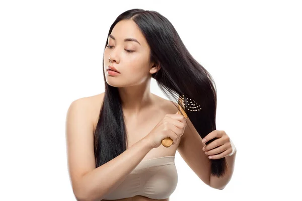 Retrato Bela Mulher Asiática Escovando Cabelo Isolado Branco — Fotografia de Stock