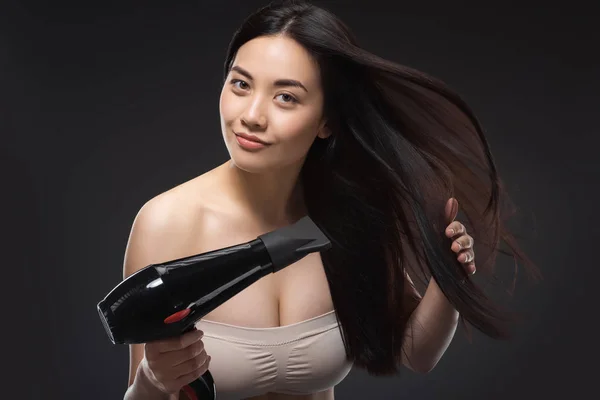 Retrato Hermosa Mujer Asiática Con Secador Pelo Aislado Negro — Foto de Stock