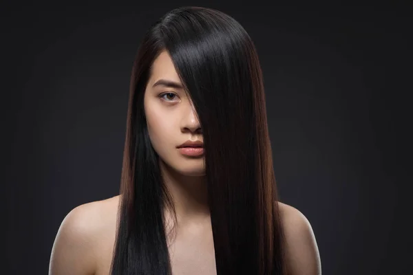 美しく 健康な黒い髪黒に分離カメラ目線の若いアジア女性の肖像画 — ストック写真
