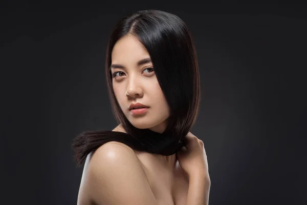 美しく 健康な黒い髪黒に分離されたポーズをとって若いアジア女性の肖像画 — ストック写真