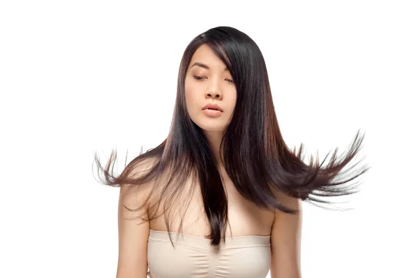 Портрет Молодой Азиатской Женщины Красивыми Здоровыми Волосами Смотрящей Вдаль Изолированной — стоковое фото