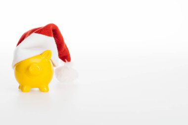 Noel Baba şapkalı beyaz arka plan üzerinde izole sarı kumbara