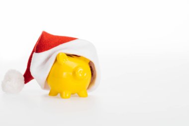 Noel Baba şapkalı beyaz izole sarı kumbara yakından görmek 