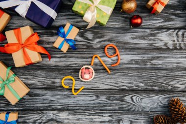 ahşap yüzeyde 2019 sembol ve Noel üstten görünüm sunar