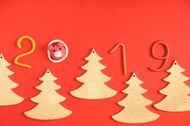 2019 sembolü, domuz ve köknar ağaçları üstten görünüm kırmızı