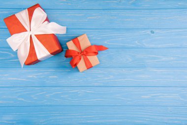 mavi ahşap yüzey üzerinde kaydırılan Noel hediye üstten görünüm