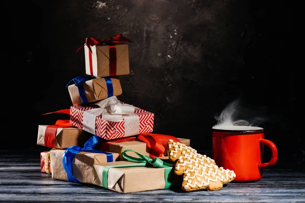 Nahaufnahme Der Tasse Mit Heißgetränk Lebkuchen Und Weihnachtsgeschenken — Stockfoto