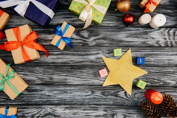Vista Superior Los Regalos Navidad Signo 2019 Estrella Velas Encendidas — Foto de stock gratis