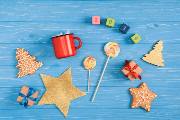 Bovenaanzicht Van Lollies 2019 Symbool Kerst Decoraties Blauwe Houten Oppervlak — Stockfoto