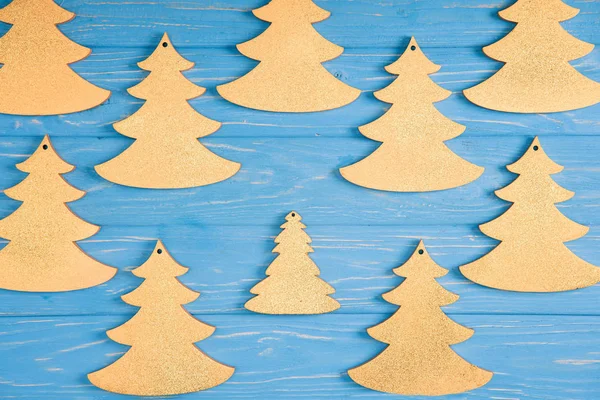 Vista Superior Los Árboles Navidad Decorativos Superficie Madera Azul — Foto de stock gratis