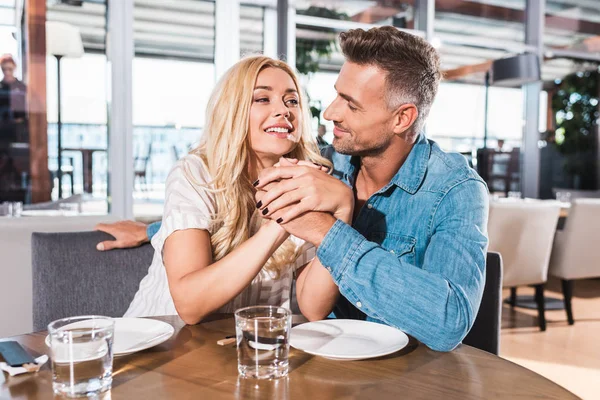 Couple Joyeux Tenant Main Regardant Table Dans Café — Photo