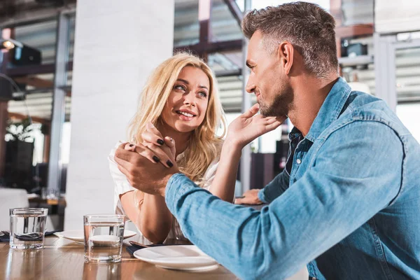 Lyckliga Paret Talar Och Tittar Varandra Vid Bord Café — Stockfoto