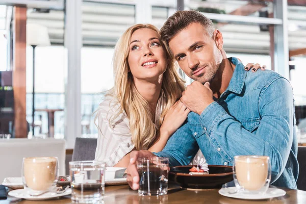 Vriendin Knuffelen Vriendje Hij Kijken Camera Aan Tafel Café — Stockfoto