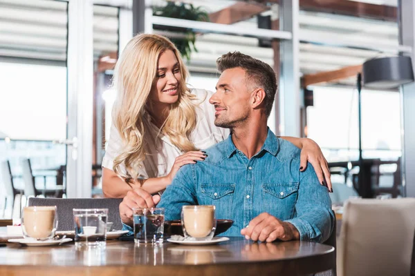 Schöne Freundin Umarmt Schönen Freund Tisch Café Sie Schauen Einander — kostenloses Stockfoto