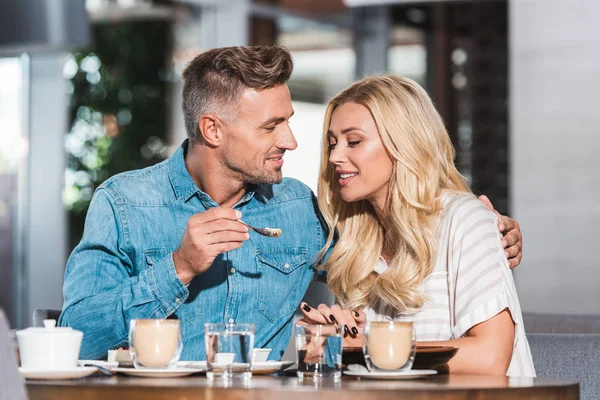 Namorado Bonito Alimentando Namorada Atraente Com Sobremesa Doce Mesa Café — Fotografia de Stock