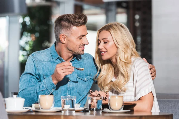 Stiliga Pojkvän Utfodring Attraktiva Flickvän Med Söt Efterrätt Vid Bord — Stockfoto