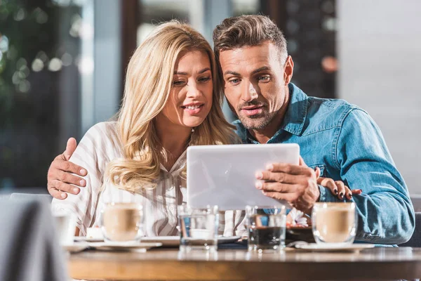 Feliz Casal Afetuoso Usando Tablet Digital Café — Fotografia de Stock