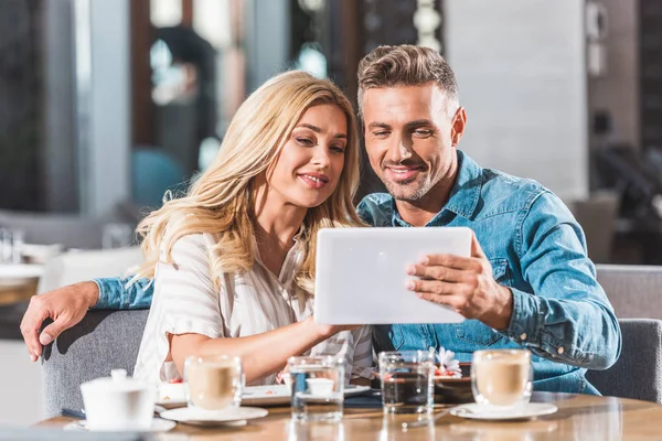 Casal Sorrindo Usando Tablet Mesa Café — Fotografia de Stock