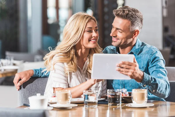 Pareja Cariñosa Usando Tableta Mesa Cafetería Mirándose Entre —  Fotos de Stock