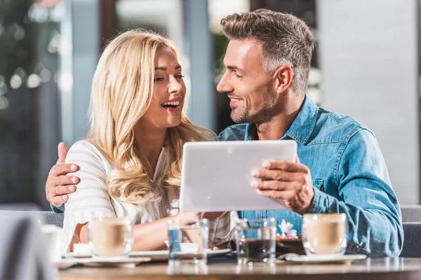 Happy Couple Using Tablet Table Cafe — Stock Photo, Image