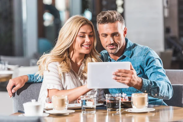 Pareja Adulta Cariñosa Usando Tableta Mesa Cafetería —  Fotos de Stock