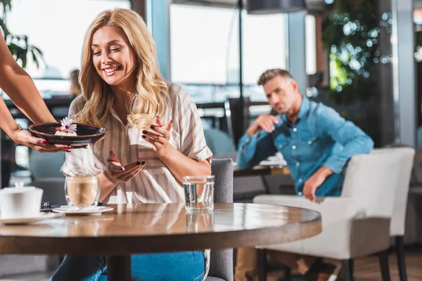 Förvånad Över Vackra Kvinna Som Tittar Dessert Med Blomma Café — Gratis stockfoto