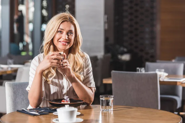 Счастливая Привлекательная Женщина Держит Чашку Кофе Смотрит Камеру Кафе — стоковое фото