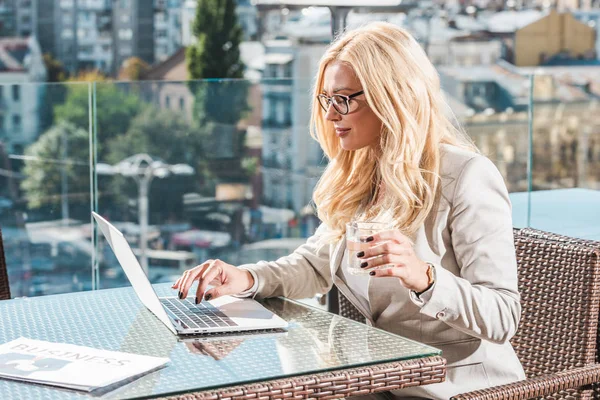 Seitenansicht Einer Fokussierten Geschäftsfrau Mit Einem Glas Wasser Laptop Café — Stockfoto