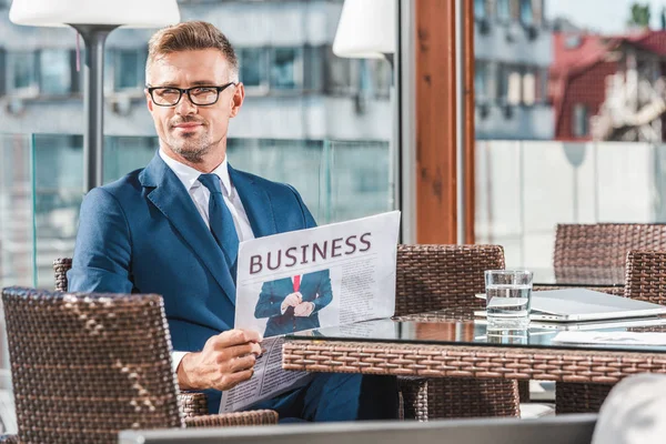 Retrato Homem Negócios Elegante Terno Óculos Com Jornal Café — Fotografia de Stock