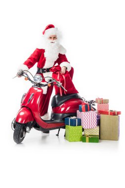 Noel Baba kostüm ayakta scooter ve beyaz arka plan üzerinde izole hediye kutuları yığını yakınındaki Noel torbayla 