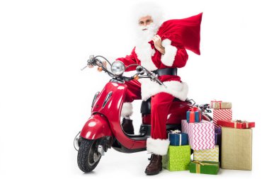 Noel Baba Noel torba tutarak ve beyaz arka plan üzerinde izole scooter üzerinde oturan kostüm 