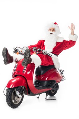 mutlu Noel Baba kostüm beyaz arka plan üzerinde izole scooter üzerinde el sallayarak 