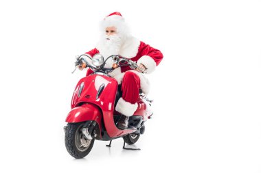ciddi Noel Baba kostüm beyaz arka plan üzerinde izole scooter sürme 