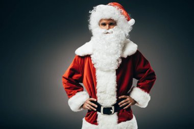 emin Noel Baba kostüm ayakta eller gri arka plan üzerinde izole bel ile 