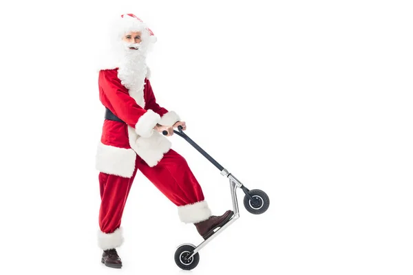 Улыбающийся Санта Клаус Костюме Стоящий Ногой Скутер Изолирован Белом Фоне — Бесплатное стоковое фото