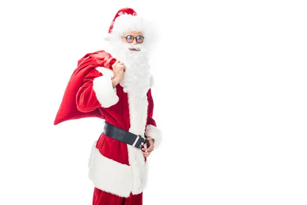 白い背景で隔離の肩越しにクリスマス袋を保持している眼鏡で陽気なサンタ クロース  — 無料ストックフォト