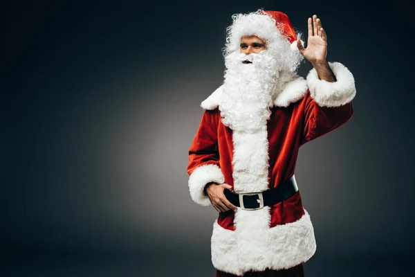 Happy Santa Claus Kostuum Zwaaien Met Hand Geïsoleerd Een Grijze — Gratis stockfoto